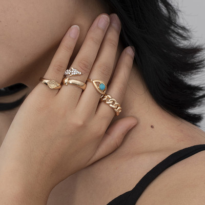 Модерен комплект от четири дамски пръстена с декоративни камъни