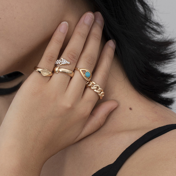 Μοντέρνο σετ τεσσάρων γυναικείων δαχτυλιδιών με διακοσμητικές πέτρες