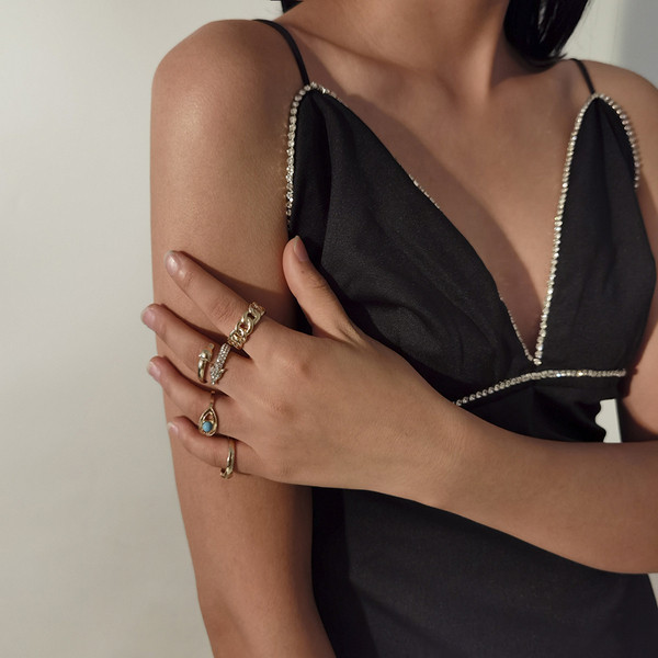 Μοντέρνο σετ τεσσάρων γυναικείων δαχτυλιδιών με διακοσμητικές πέτρες