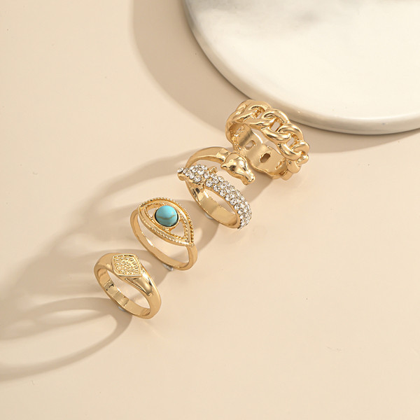 Μοντέρνο σετ τεσσάρων γυναικείων δαχτυλιδιών με διακοσμητικές πέτρες