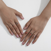 Μοντέρνο  γυναικείο σετ δαχτυλιδιών με διαφορετικά στοιχεία