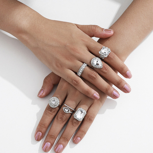 Stiilne naiste komplekt kuuest dekoratiivkividega sõrmusest