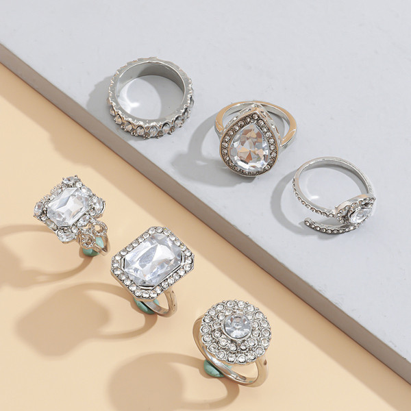 Stiilne naiste komplekt kuuest dekoratiivkividega sõrmusest