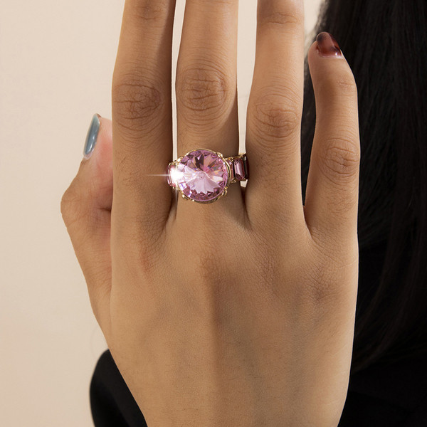 Κομψό γυναικείο δαχτυλίδι μοντέλο με διακοσμητική πέτρα