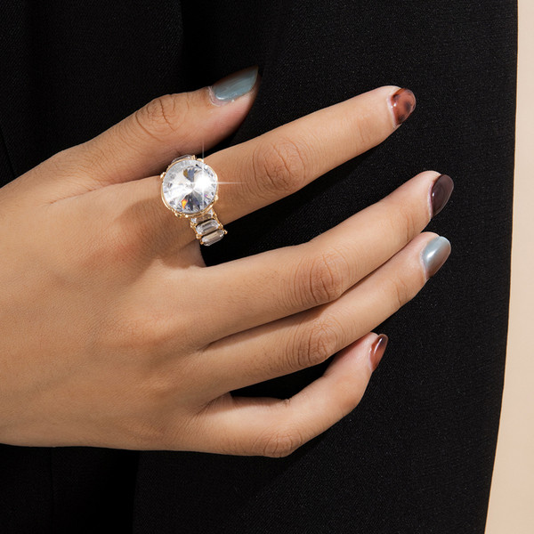 Κομψό γυναικείο δαχτυλίδι μοντέλο με διακοσμητική πέτρα