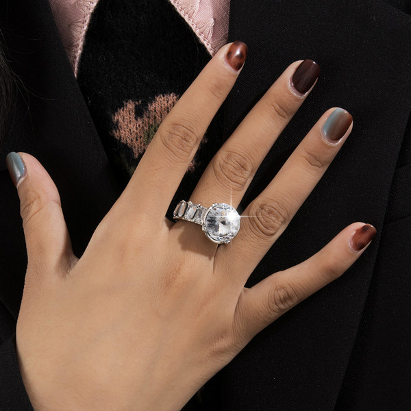 Κομψό γυναικείο δαχτυλίδι μοντέλο με διακοσμητική πέτρα