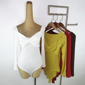 Modern női test, hosszú ujjal