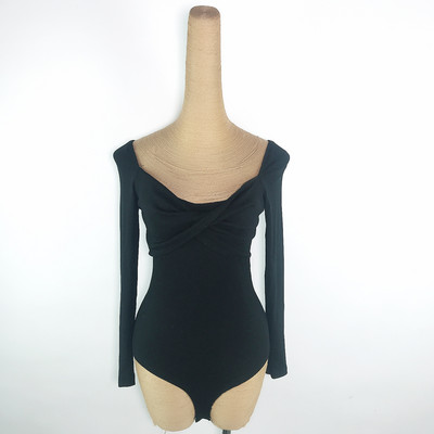 Modern női test, hosszú ujjal