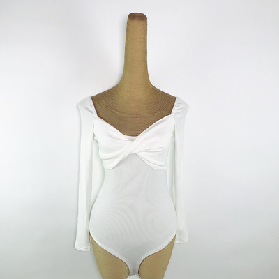 Modern női test, hosszú ujjal