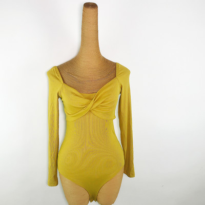 Modern női test, hosszú ujjal