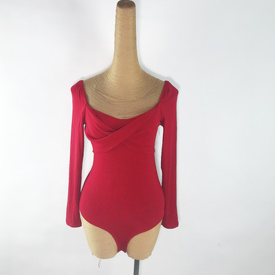 Modern női test, hosszú ujjal