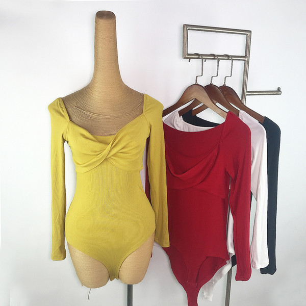 Modern női test, hosszú ujjal