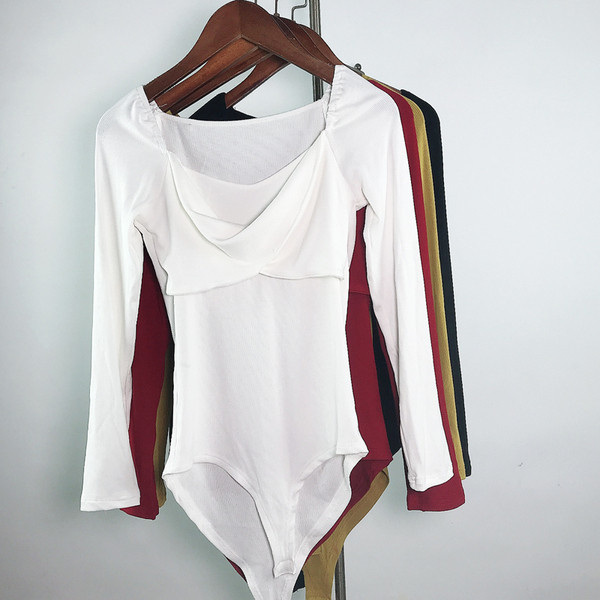 Modern női test, hosszú ujjal