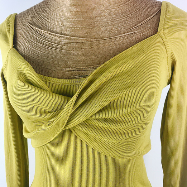 Modern női test, hosszú ujjal