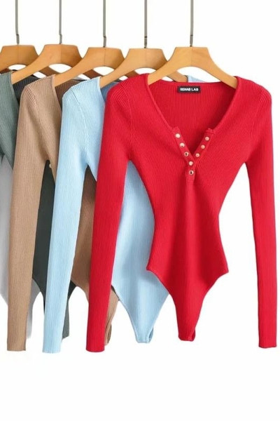 Uus spitsikaelusega ja mitmes värvitoonis nööpidega naiste keha mudel