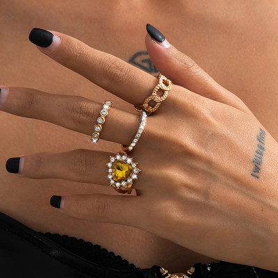Дамски актуален комплект от четири пръстена с декоративни камъни