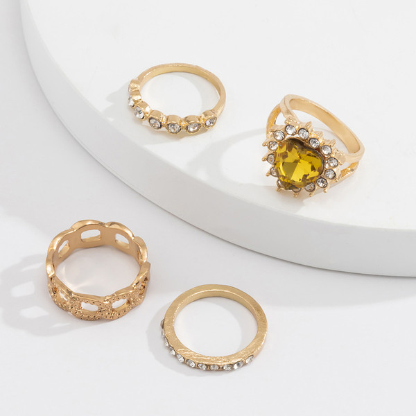 Γυναικείο  μοντέρνο σετ  από τέσσερα δαχτυλίδια με διακοσμητικές πέτρες