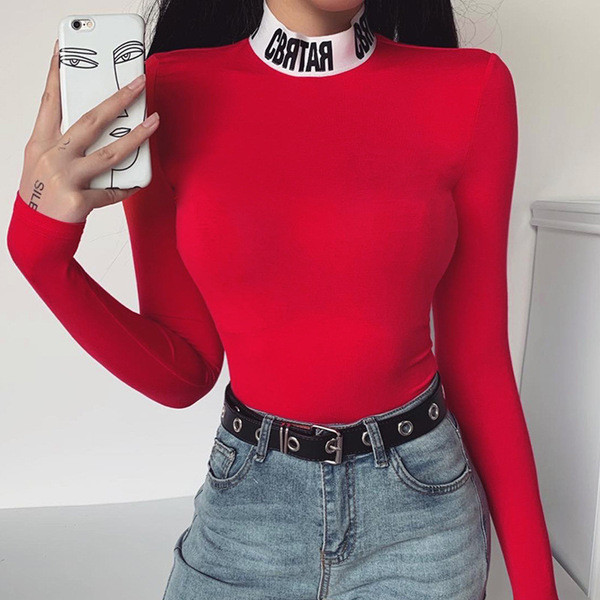 Igapäevane naiste keha kõrge kraega, millel on kiri