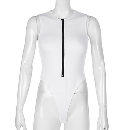 Tõmbluku ja sügava kaelusega liibuv naiste keha