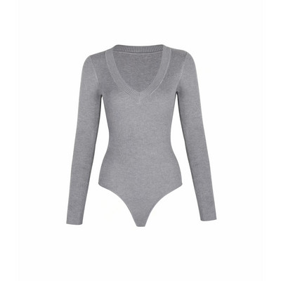 Kaasaegne naiste keha spitsikaelusega ja pikkade varrukatega