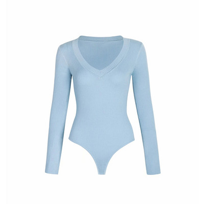 Kaasaegne naiste keha spitsikaelusega ja pikkade varrukatega