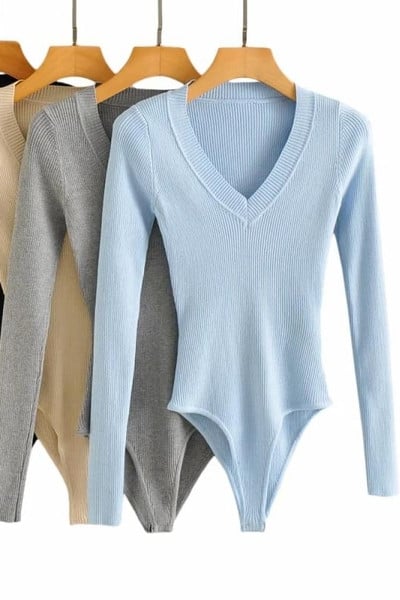 Kaasaegne naiste keha spitsikaelusega ja pikkade varrukatega