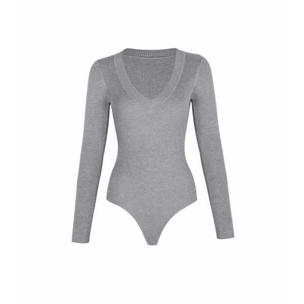 Kaasaegne naiste keha spitsikaelusega ja pikkade varrukatega