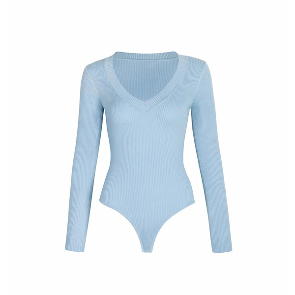 Kaasaegne naiste keha spitsikaelusega ja pikkade varrukatega