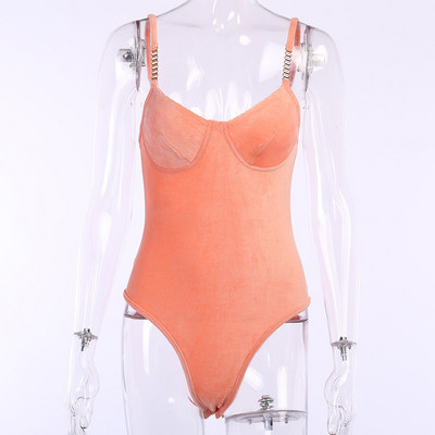 Moodne naiste keha õhukeste rihmade ja metallelementidega