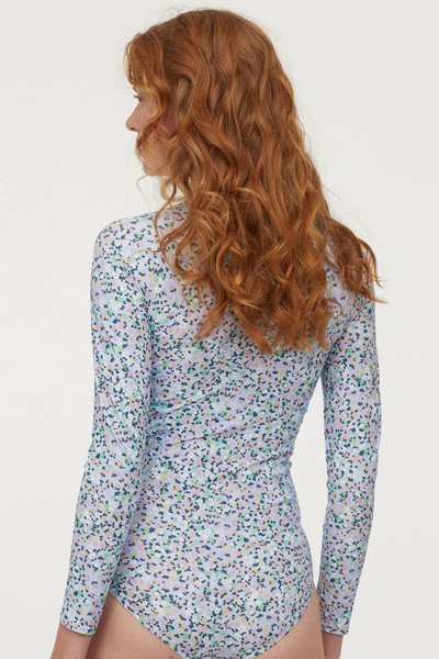 Női test hosszú ujjú virágos motívumokkal