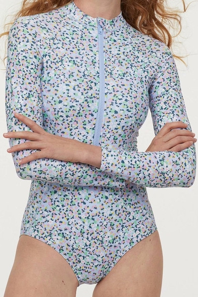 Női test hosszú ujjú virágos motívumokkal