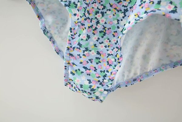 Női test hosszú ujjú virágos motívumokkal