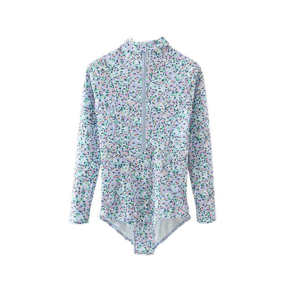 Női test hosszú ujjú virágos motívumokkal