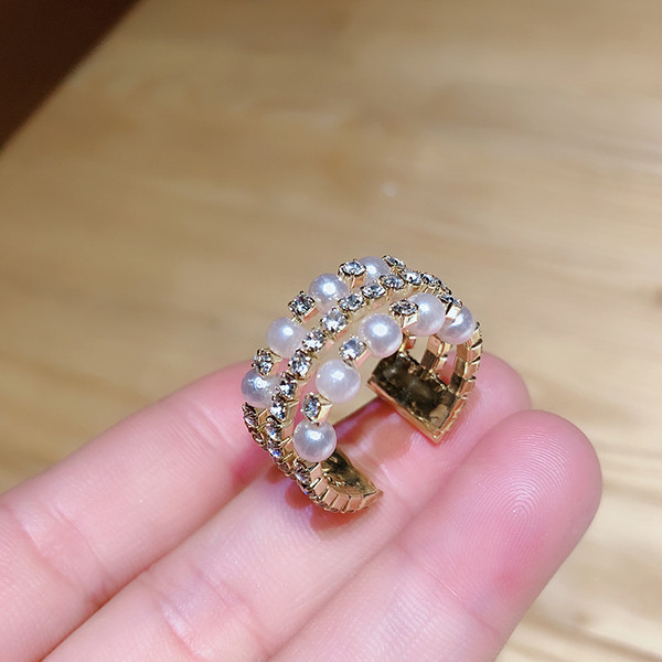 Modern női gyűrű kövekkel és gyöngyökkel