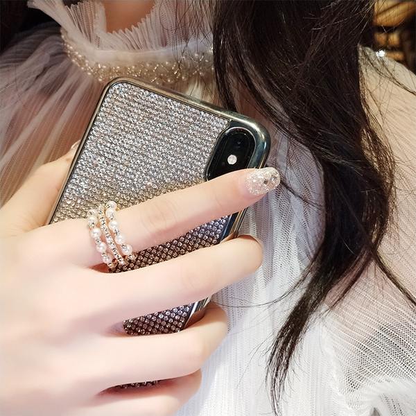 Modern női gyűrű kövekkel és gyöngyökkel