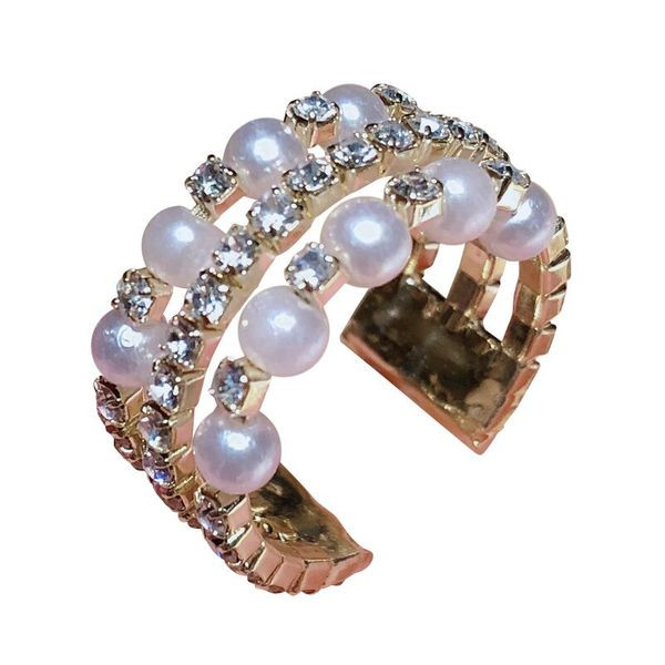 Modern női gyűrű kövekkel és gyöngyökkel