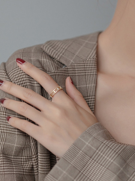 Καθημερινό γυναικείο δαχτυλίδι κλασικό  μοντέλο με διακοσμητικές  πέτρες