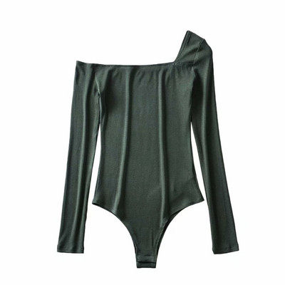 Μοντέρνο γυναικείο κορμάκι σε κλάσικό μοντέλο