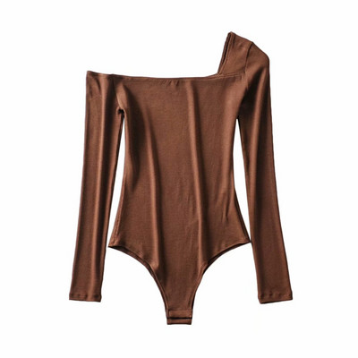 Μοντέρνο γυναικείο κορμάκι σε κλάσικό μοντέλο