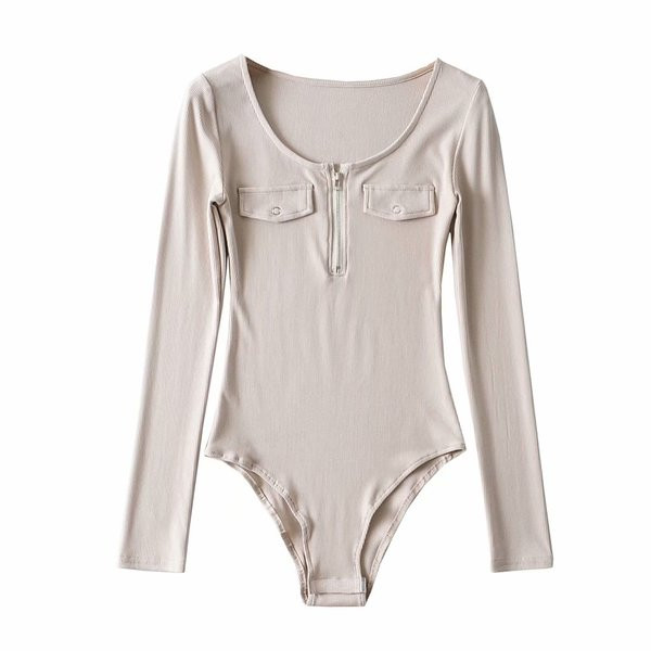 Igapäevane naiste keha lukuga ja ovaalse kaelusega