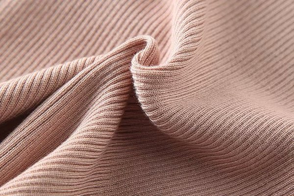 Uus spits-kaelusega naiste kehamudel