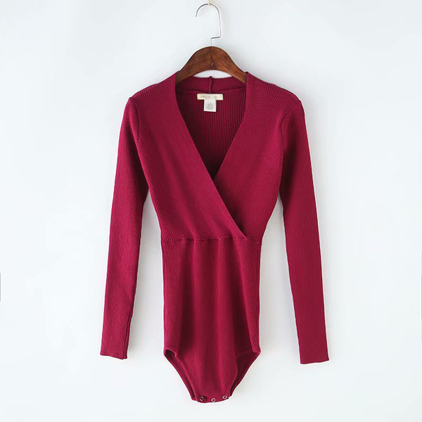 Uus spits-kaelusega naiste kehamudel