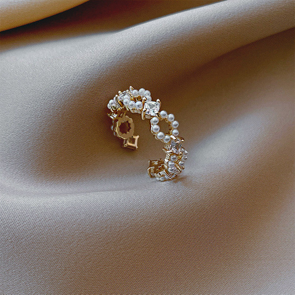 Κομψό γυναικείο δαχτυλίδι με διακοσμητικές πέρλες  και πέτρες