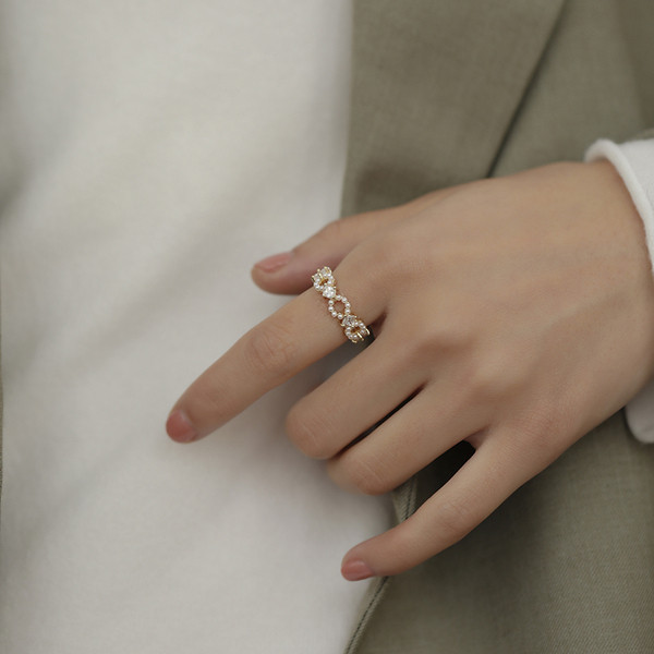 Κομψό γυναικείο δαχτυλίδι με διακοσμητικές πέρλες  και πέτρες