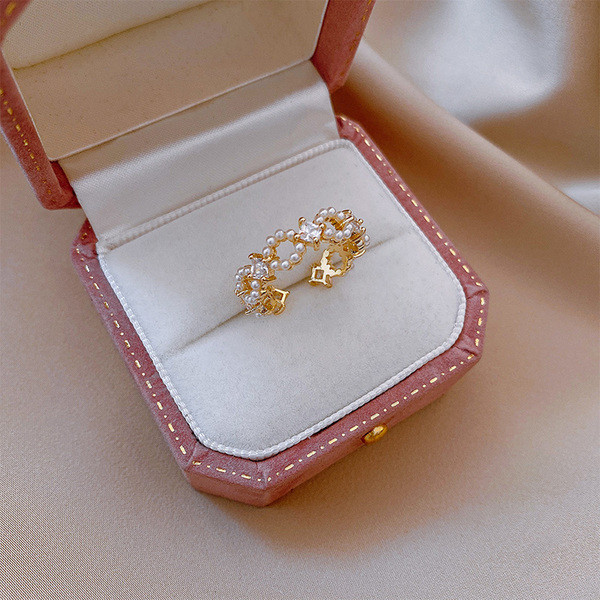 Κομψό γυναικείο δαχτυλίδι με διακοσμητικές πέρλες  και πέτρες