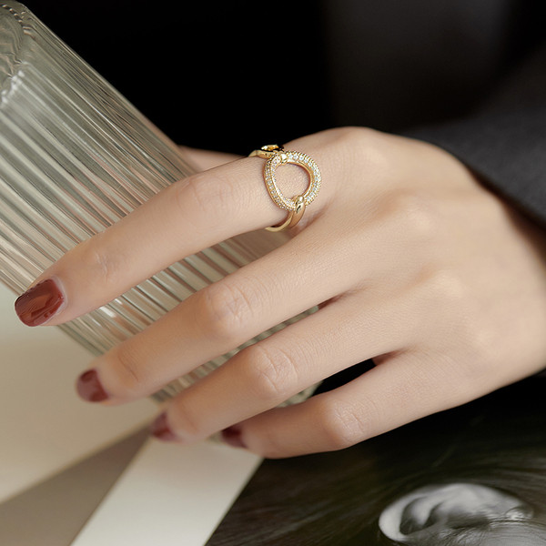 Női hétköznapi gyűrű kerek formában