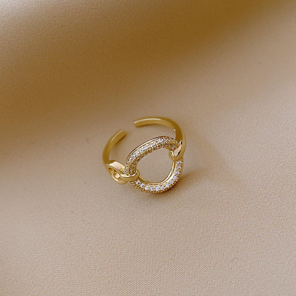 Női hétköznapi gyűrű kerek formában