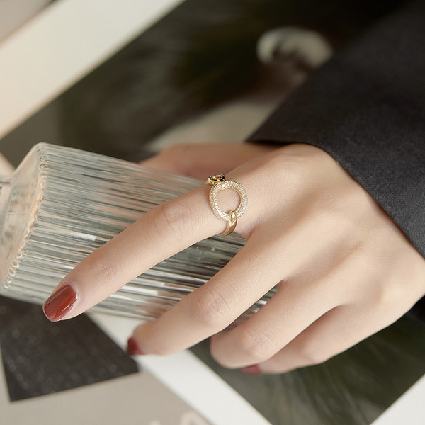 Női hétköznapi gyűrű kerek formában