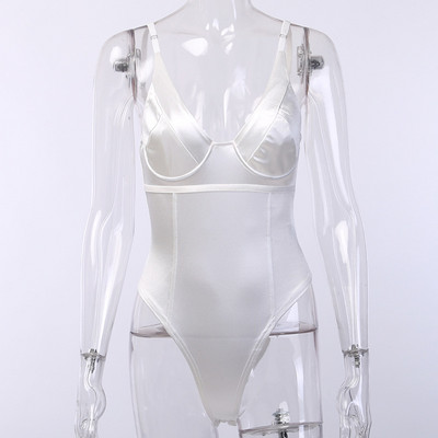 Moodne naiste keha sügava dekoltee ja õhukeste rihmadega