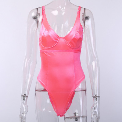 Moodne naiste keha sügava dekoltee ja õhukeste rihmadega